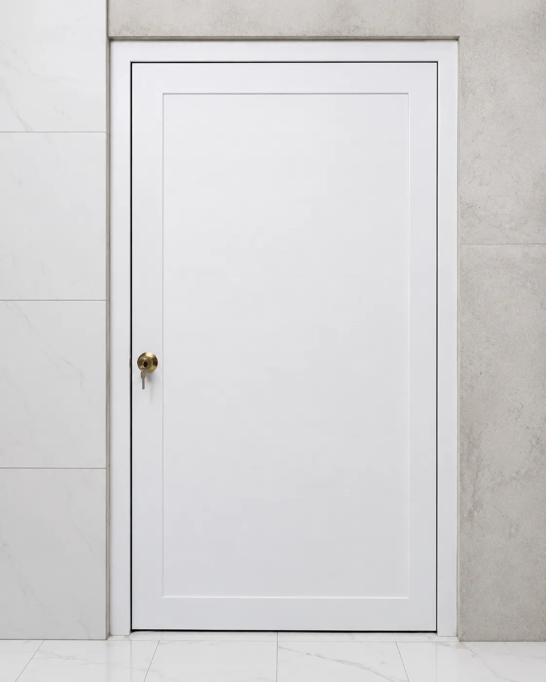 Puerta blanca instalada en un interior revestido